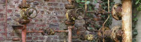 ...Certains r&eacute;seaux de tuyaux hydrauliques m&eacute;lang&eacute; &agrave; la v&eacute;g&eacute;tation et le fond en briques rouges sont de v&eacute;ritables tableaux....