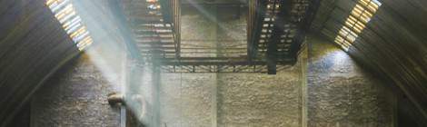 ...Faisceaux de lumière dans ce hangar de stockage de l’usine SAFEA....