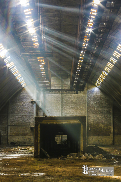 Symétrie d'un hangar de stockage avec rayons lumineux du soleil à SAFEA