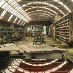 Symétrie et reflet du hangar de l'atelier de maintenance des pièces industrielles à l'usine SAFEA