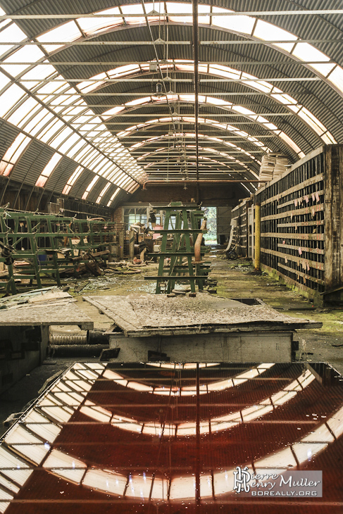 Symétrie et reflet du hangar de l'atelier de maintenance des pièces industrielles à l'usine SAFEA