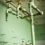 Triple robinet d'eau dans la laboratoire de chimie de l'usine SAFEA