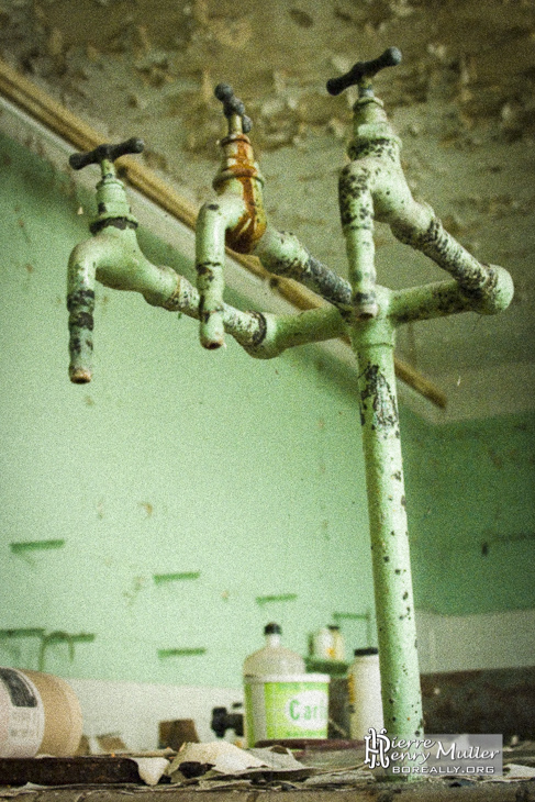 Triple robinet d'eau dans la laboratoire de chimie de l'usine SAFEA