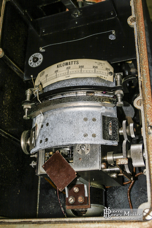 Ancien wattmètre à aiguille sur un vieux tableau électrique