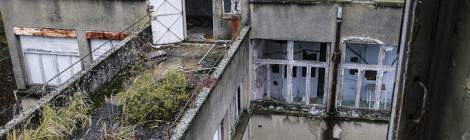 ...Les toits du sanatorium sont couverts de végétation, ces balcons terrasses sont le lieu idéal pour que le nature reprenne sa place....