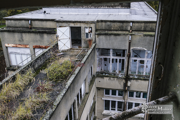 Bâtiment administratif et détente vu du toit du sanatorium du Vexin