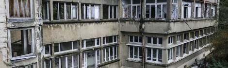 ...La partie administrative, logistique et divertissement &eacute;tait &agrave; l&rsquo;&eacute;cart du b&acirc;timent central et reli&eacute; par deux couloirs....