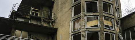 ...La cage d’escalier arrondie donnait sur les différents couloirs permettant d’accéder aux chambres des patients. Chaque chambre avait accès aux balcons, ces derniers sont de différentes longueurs pour permettre un ensoleillement maximum....