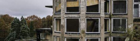 ...Cette cage d&rsquo;escalier arrondie avec ses vitres carr&eacute;e que l&rsquo;on retrouve sur les trois b&acirc;timents du sanatorium est typique de l&rsquo;architecture moderne voulue &agrave; la conception. C&rsquo;est principalement pour ces raisons et celles historiques que le sanatorium est class&eacute; monument historique....