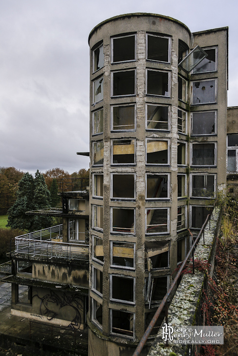 Cage d'escalier arrondie typique avec ses vitres carrées du sanatorium du Vexin