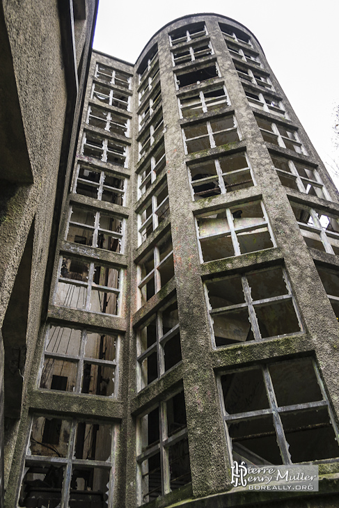 Cage d'escalier aux vitres carrées du Pavillon du Docteur Vian au sanatorium du Vexin