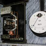 Compteur électrique à aiguilles et voltmètre sur le panneau électrique du sanatorium