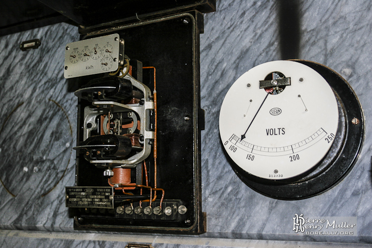 Compteur électrique à aiguilles et voltmètre sur le panneau électrique du sanatorium