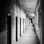 Couloir du sanatorium du Vexin en noir et blanc
