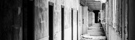 ...Les couloirs sont interminables et on imagine ais&eacute;ment la distance quotidienne parcouru par le personnel hospitalier dans ces d&eacute;dales....