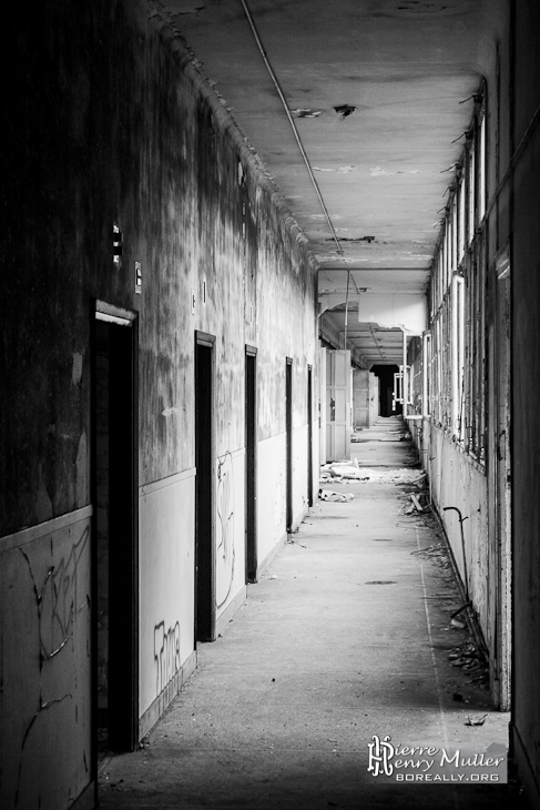 Couloir du sanatorium du Vexin en noir et blanc