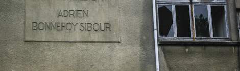 ...Cette plaque identifie le Pavillon Adrien Bonnefoy-Sibour appel&eacute; aussi Pavillon des Tamaris, il h&eacute;bergeais les malades hommes du sanatorium du Vexin...