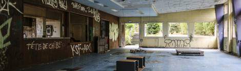 ...Le b&acirc;timent de d&eacute;tente comportait une salle de bar et salons pour les patients....