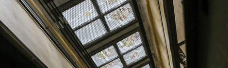 ...Ces vitres carrées regroupées par quattre sont visibles à différents endroits des bâtiments du sanatorium comme les cages d’escaliers ou d’ascenseurs....