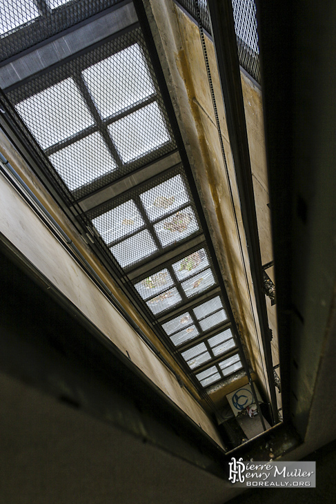 Vitres carrées caractéristiques des bâtiments du sanatorium du Vexin