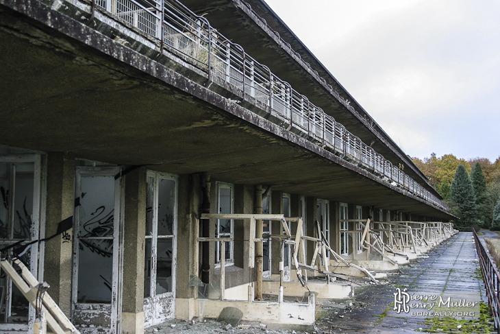 Vue d'ensemble des balcons des chambres du sanatorium du Vexin