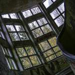 Vue intérieure de la cage d'escalier aux vitres carrées du sanatorium du Vexin