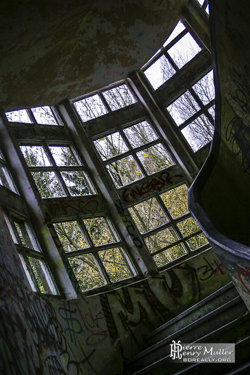 Vue intérieure de la cage d'escalier aux vitres carrées du sanatorium du Vexin