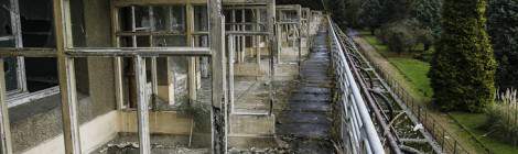 ...La séparation des balcons se faisaient grâce à des vitres opaques ou floutées, un chemin permettait néanmoins le passage du personnel hospitalier du sanatorium....