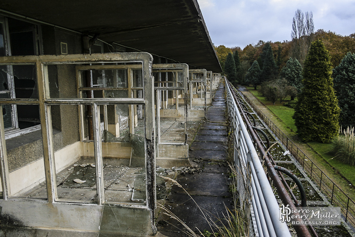 Vue des séparations des balcons du sanatorium du Vexin