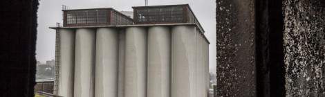...Dans ce b&acirc;timent qui ressemble &agrave; un silo &agrave; grain, il s&rsquo;agit en fait de plusieurs &eacute;tages o&ugrave; est d&eacute;pos&eacute; le houblon pour le s&eacute;chage. De grands r&acirc;teaux viennent retourner et a&eacute;rer les c&eacute;r&eacute;ales....
