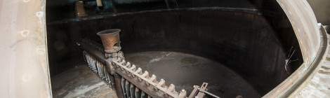 ...Mécanismes actionnant les peignes d’une cuve de brassage de bière à Stella Artois....