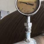 Thermomètre sur une canalisation menant à la cuve de brassage de bière