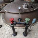 Vannes de contrôles d'une cuve de brassage de bière à Stella Artois