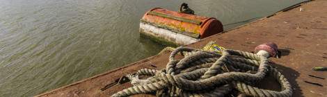 ...Bouée métallique dit tonne de port où est amarré le sous-marin russe dans le Kent....