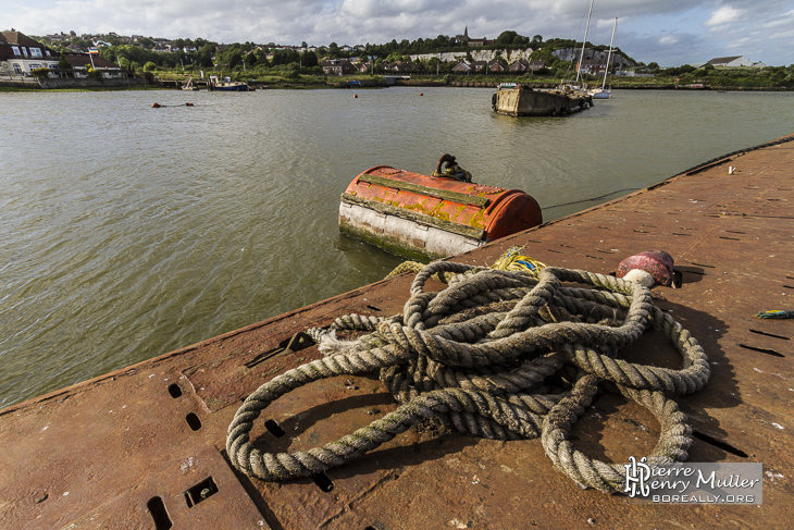 Bouée métallique dit tonne de port où est amarré le sous-marin