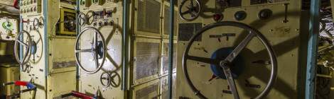 ...De ces panneaux partent l’électricité du sous-marin provenant de batterie derrière ces panneaux, mais aussi en dessous et sous le pont à l’avant....