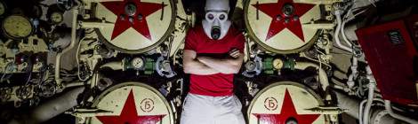 ...Mise en sc&egrave;ne d&rsquo;un soldat russe avec un masque &agrave; gaz devant les tubes lance torpilles arri&egrave;res du sous-marin Black Widow....