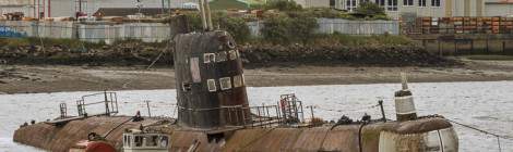 ...Sous marin U-475 Black Widow amarr&eacute; dans une rivi&egrave;re du Kent...