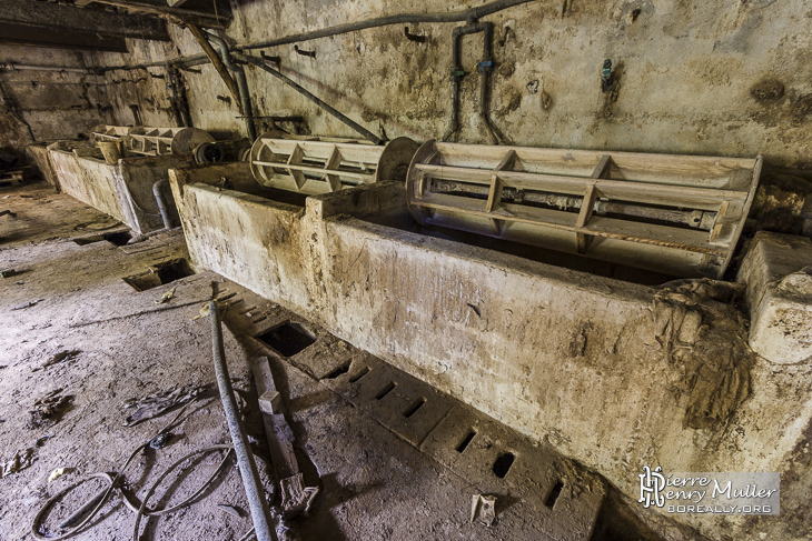 Bassins de pelanage des peaux à la tannerie