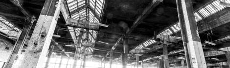...Hangar du dépôt de train abandonnés de Charleroi en HDR noir et blanc....