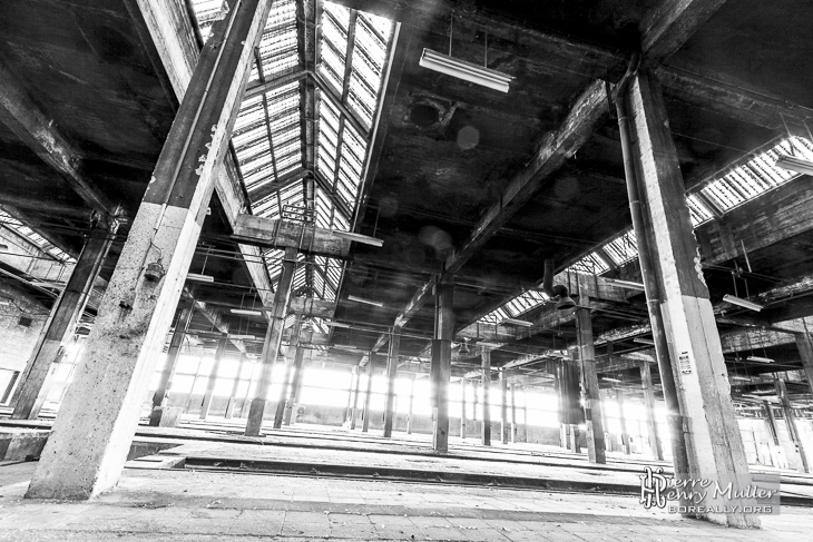 Hangar du dépôt de train abandonnés de Charleroi