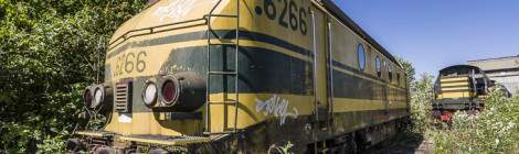 ...Locomotive diesel lourde SNCB 6266 type 62 au dépôt de trains abandonnés de Charleroi....