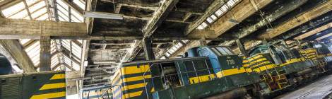 ...Locomotives série 73 attelées dans le dépôt de trains abandonnés de Charleroi....