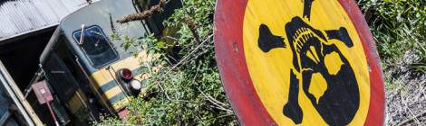 ...Panneau danger de mort renversé au dépôt de trains de Charleroi....