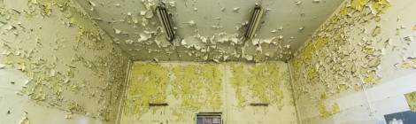 ...Peinture écaillée dans les locaux administratifs du dépôt de trains abandonnés de Charleroi....