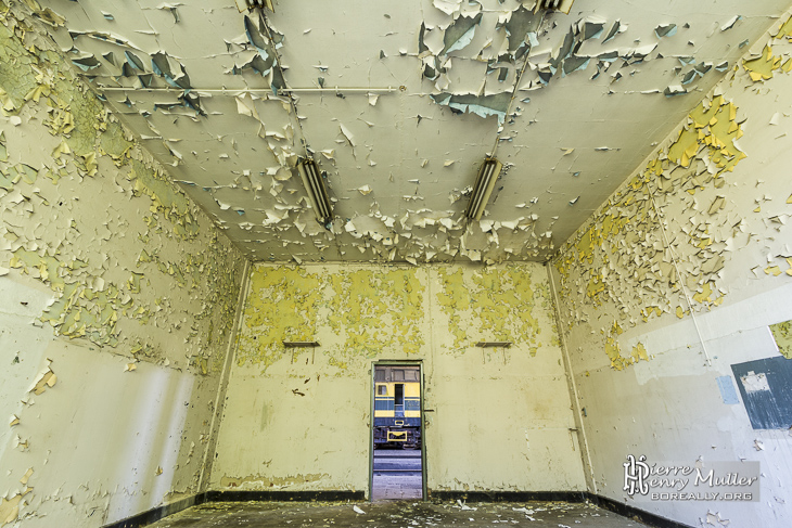 Peinture écaillée dans les locaux administratifs