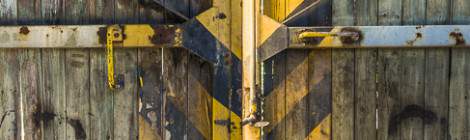 ...Sym&eacute;trie des portes en bois peinte en jaune et noir du d&eacute;p&ocirc;t de trains abandonn&eacute;s....