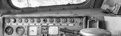 ...Poste de conduite d’une locomotive SNCB série 51 en noir et blanc....