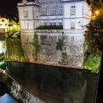 Bâtiment au bord du gave d'Oloron de nuit
