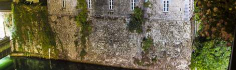...B&acirc;timent au bord du gave d&rsquo;Oloron de nuit....